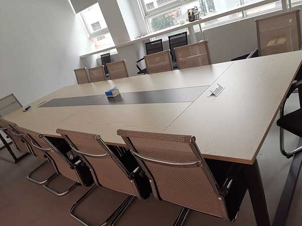 重慶美源北現(xiàn)汽車購買12把板式辦公椅